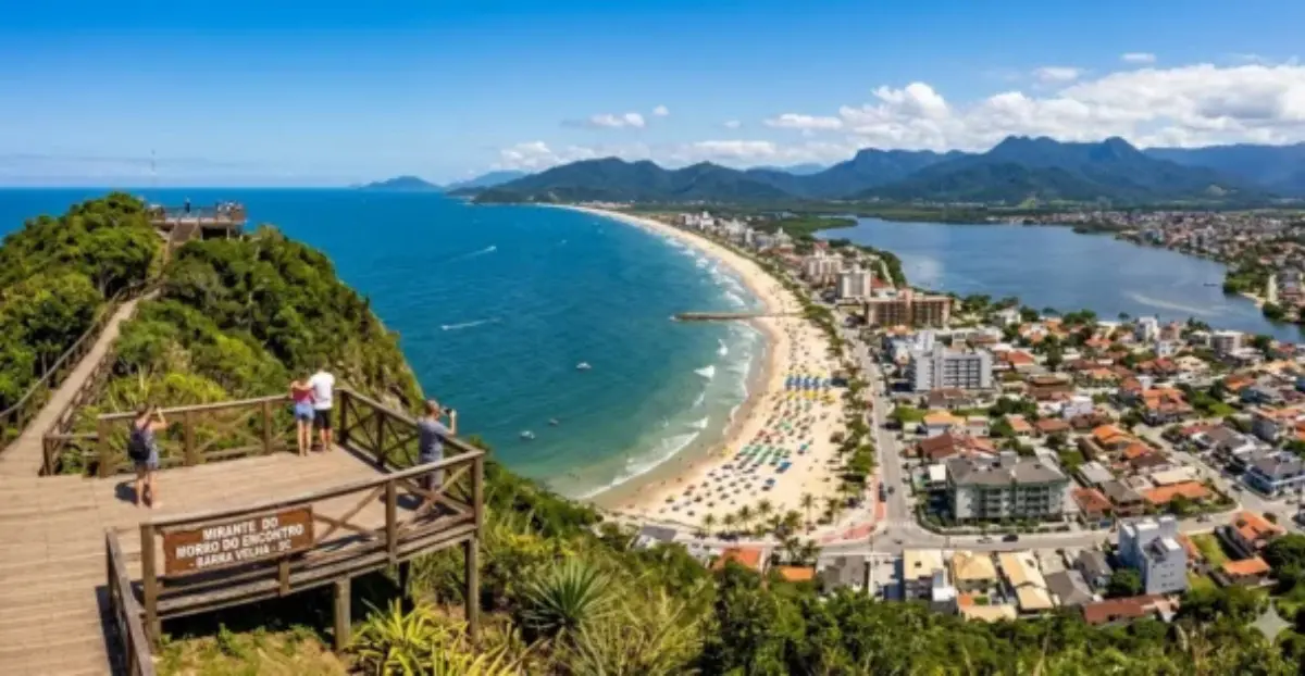 Morro do Encontro em Barra Velha com vista panorâmica da orla