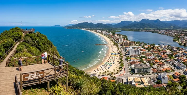 Morro do Encontro em Barra Velha com vista panorâmica da orla